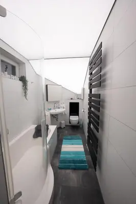 Ein Badezimmer in der Unterkunft Ring48 City Living - modernes Wohnen mit Wohlfühlambiente mitten im Stadtzentrum - vollausgestattete Küche, Bad mit Duschbadewanne, Parkplatz