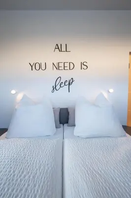 Ein Bett oder Betten in einem Zimmer der Unterkunft Ring48 City Living - modernes Wohnen mit Wohlfühlambiente mitten im Stadtzentrum - vollausgestattete Küche, Bad mit Duschbadewanne, Parkplatz