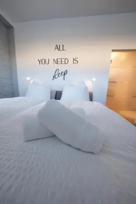 Ein Bett oder Betten in einem Zimmer der Unterkunft Ring48 City Living - modernes Wohnen mit Wohlfühlambiente mitten im Stadtzentrum - vollausgestattete Küche, Bad mit Duschbadewanne, Parkplatz