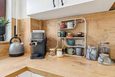 Küche/Küchenzeile in der Unterkunft Stay Malou Apartment zentrumsnah mit Kaffee-Teebar, Arbeitsplatz, Balkon und kostenlosen Stellplatz