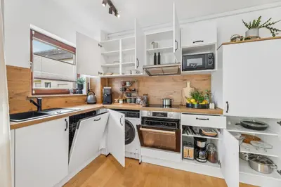 Küche/Küchenzeile in der Unterkunft Stay Malou Apartment zentrumsnah mit Kaffee-Teebar, Arbeitsplatz, Balkon und kostenlosen Stellplatz