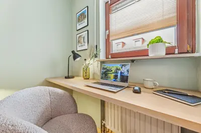 TV/Unterhaltungsangebot in der Unterkunft Stay Malou Apartment zentrumsnah mit Kaffee-Teebar, Arbeitsplatz, Balkon und kostenlosen Stellplatz