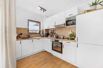 Küche/Küchenzeile in der Unterkunft Stay Malou Apartment zentrumsnah mit Kaffee-Teebar, Arbeitsplatz, Balkon und kostenlosen Stellplatz