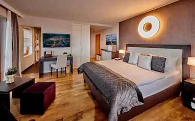 Ein Bett oder Betten in einem Zimmer der Unterkunft Der Birkenhof Spa & Genuss Resort
