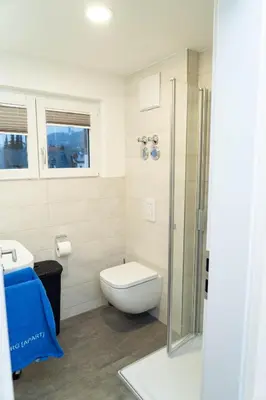 Ein Badezimmer in der Unterkunft AMBERG APART - Apartment-Wohnung 3 - Wohnraum auf Zeit