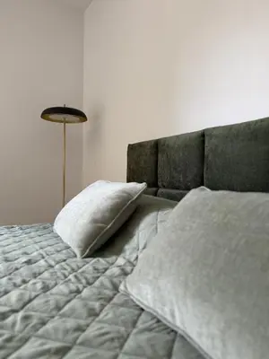 Ein Bett oder Betten in einem Zimmer der Unterkunft KREATIVPAUSE Workation in Bayern - Stilvolle Workation-Unterkunft mit Arbeitsplatz & Naturblick in Bayern