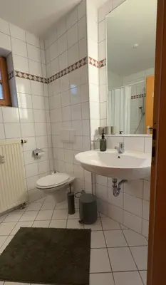 Ein Badezimmer in der Unterkunft KREATIVPAUSE Workation in Bayern - Stilvolle Workation-Unterkunft mit Arbeitsplatz & Naturblick in Bayern