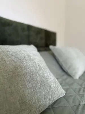 Ein Bett oder Betten in einem Zimmer der Unterkunft KREATIVPAUSE Workation in Bayern - Stilvolle Workation-Unterkunft mit Arbeitsplatz & Naturblick in Bayern