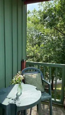 Ein Balkon oder eine Terrasse in der Unterkunft KREATIVPAUSE Workation in Bayern - Stilvolle Workation-Unterkunft mit Arbeitsplatz & Naturblick in Bayern