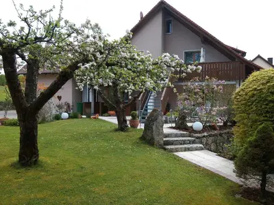 Ein Garten an der Unterkunft Pension am Wald