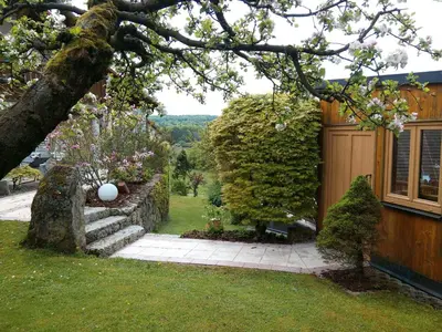 Ein Garten an der Unterkunft Pension am Wald