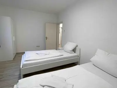 Ein Bett oder Betten in einem Zimmer der Unterkunft SAD902 Große Monteurwohnung Übergangswohnung