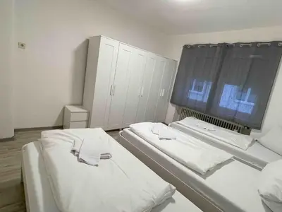 Ein Bett oder Betten in einem Zimmer der Unterkunft SAD902 Große Monteurwohnung Übergangswohnung