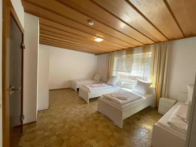 Ein Bett oder Betten in einem Zimmer der Unterkunft SAD241 Große Monteurwohnung Übergangswohnung