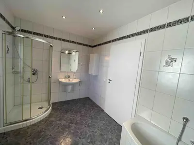 Ein Badezimmer in der Unterkunft SAD241 Große Monteurwohnung Übergangswohnung