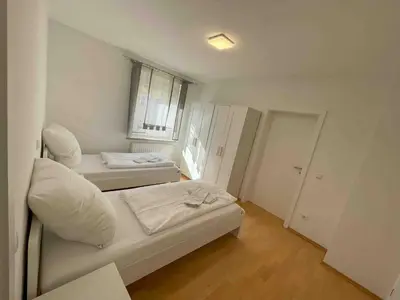 Ein Bett oder Betten in einem Zimmer der Unterkunft SAD241 Große Monteurwohnung Übergangswohnung