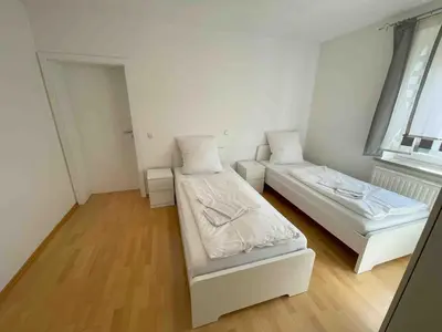 Ein Bett oder Betten in einem Zimmer der Unterkunft SAD241 Große Monteurwohnung Übergangswohnung