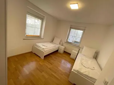 Ein Bett oder Betten in einem Zimmer der Unterkunft SAD241 Große Monteurwohnung Übergangswohnung