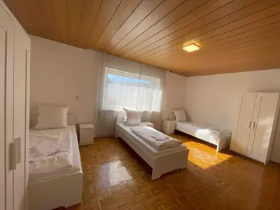 Ein Bett oder Betten in einem Zimmer der Unterkunft SAD242 Große Monteurwohnung Übergangswohnung
