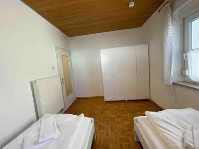 Ein Bett oder Betten in einem Zimmer der Unterkunft SAD242 Große Monteurwohnung Übergangswohnung