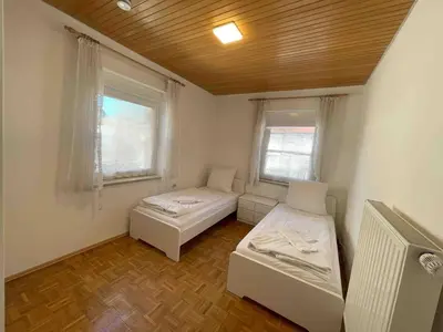 Ein Bett oder Betten in einem Zimmer der Unterkunft SAD242 Große Monteurwohnung Übergangswohnung