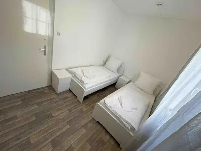Ein Bett oder Betten in einem Zimmer der Unterkunft SAD242 Große Monteurwohnung Übergangswohnung
