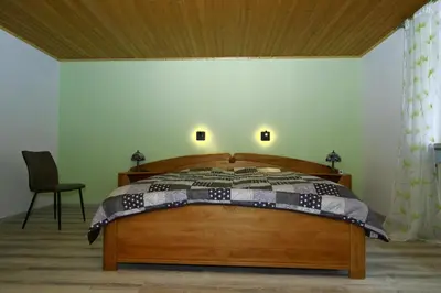 Ein Bett oder Betten in einem Zimmer der Unterkunft Ferienwohnung Anderswo