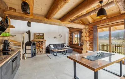 Ein allgemeiner Bergblick oder ein Berglick von des Ferienhauses aus