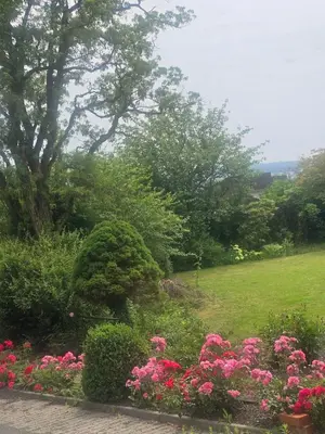 Ein Garten an der Unterkunft Südhang Wohnung bei Mariahilfberg