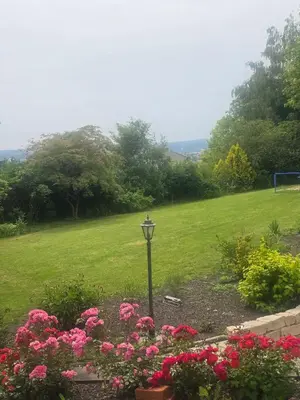 Ein Garten an der Unterkunft Südhang Wohnung bei Mariahilfberg