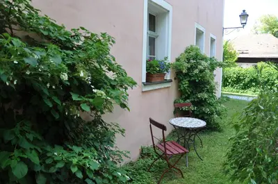 Ein Garten an der Unterkunft Ferienwohnung am Wasserschloss