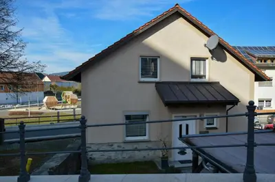 Das Gebäude in dem sich das Ferienhaus befindet