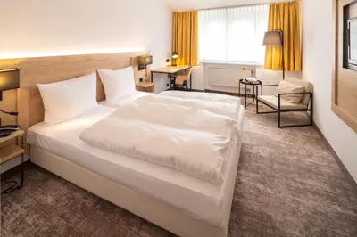 Ein Bett oder Betten in einem Zimmer der Unterkunft Hotel Jean-Paul