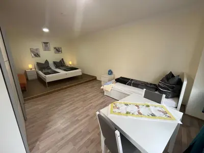 Ein Bett oder Betten in einem Zimmer der Unterkunft Ferienwohnung am Neumarkt