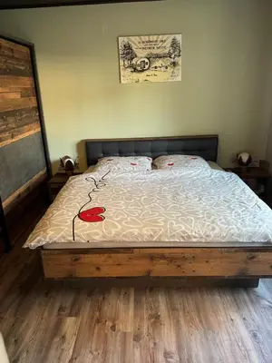 Ein Bett oder Betten in einem Zimmer der Unterkunft Wunderschöne Ferienwohnung mit Kamin in Göritz 07927 Hirschberg