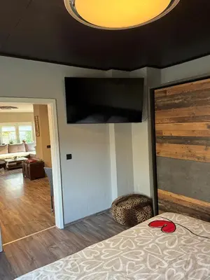Ein Bett oder Betten in einem Zimmer der Unterkunft Wunderschöne Ferienwohnung mit Kamin in Göritz 07927 Hirschberg