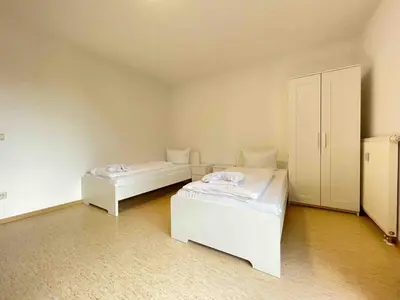 Ein Bett oder Betten in einem Zimmer der Unterkunft STA1115 gut geschnittene Monteurwohnung mit Balkon