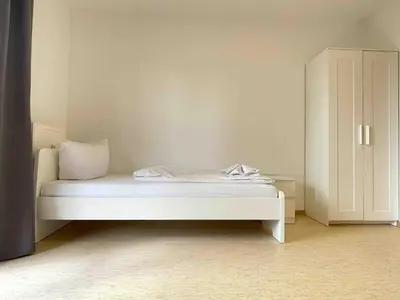 Ein Bett oder Betten in einem Zimmer der Unterkunft STA1115 gut geschnittene Monteurwohnung mit Balkon