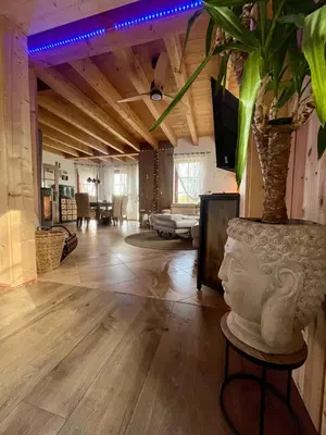 Ein Sitzbereich in der Unterkunft LaDolceVital im Tiroler Holzhaus