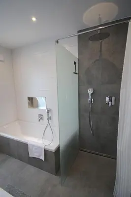Ein Badezimmer in der Unterkunft Großes Apartment mit Küche, Dusche, Badewanne, Balkon, Parkplatz vor dem Haus, schnelles Internet, ADA5