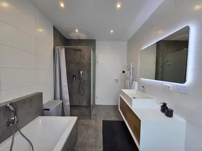 Ein Badezimmer in der Unterkunft Großes Apartment mit Küche, Dusche, Badewanne, Balkon, Parkplatz vor dem Haus, schnelles Internet, ADA5