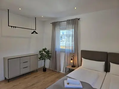 Ein Bett oder Betten in einem Zimmer der Unterkunft Großes Apartment mit Küche, Dusche, Badewanne, Balkon, Parkplatz vor dem Haus, schnelles Internet, ADA5