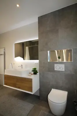 Ein Badezimmer in der Unterkunft Großes Apartment mit Küche, Dusche, Badewanne, Balkon, Parkplatz vor dem Haus, schnelles Internet, ADA5