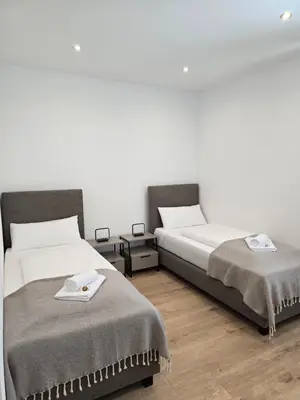 Ein Bett oder Betten in einem Zimmer der Unterkunft Großes Apartment mit Küche, Dusche, Badewanne, Balkon, Parkplatz vor dem Haus, schnelles Internet, ADA5