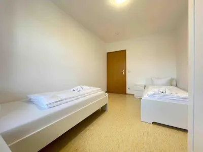 Ein Bett oder Betten in einem Zimmer der Unterkunft STA1043 gut geschnittene Monteurwohnung mit Balkon