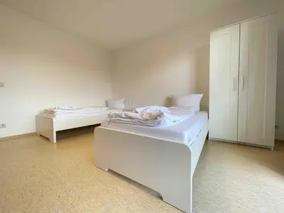 Ein Bett oder Betten in einem Zimmer der Unterkunft STA1043 gut geschnittene Monteurwohnung mit Balkon