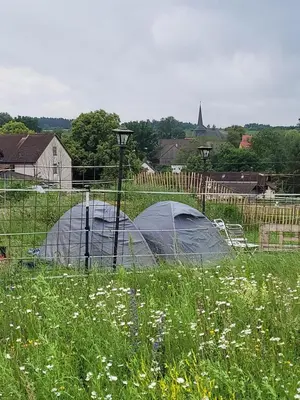 Ein Garten an der Unterkunft Rosenhof Stellplatz für Wohnmobil oder Wohnwagen im Innenhof, und Zeltmöglichkeit mit eigenem Zelt auf unserer Zeltwiese