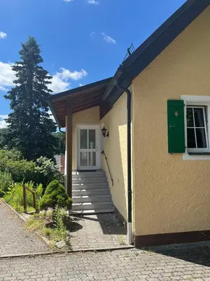 Das Gebäude in dem sich die Ferienwohnung befindet