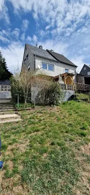 Das Gebäude in dem sich das Ferienhaus befindet