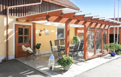 Das Gebäude in dem sich das Ferienhaus befindet